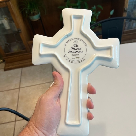 Franklin Mint Catholic “The Blessed Sacrament” Cross Shaped Porcelain Plate - Picture 3 of 3
